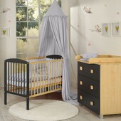 Hallo zusammen 😍

Wir wollten euch heute unseren Neuzugang vorstellen:

Wunderschöner Hängehimmel / Betthimmel aus Musselin - Farbe: grau

Verwandele das Kinderzimmer deines Lieblings in einen märchenhaften Ort mit unserem effektvollen Hängehimmel!

Ob als wunderschöne Dekoration oder als gemütliches Spielplätzchen, unser Betthimmel ist vielseitig einsetzbar.

Wenn man den Himmel über dem Kinderbett aufhängen möchte, schützt er dein Kind vor zu viel Licht und dämpft Geräusche, um einen gemütlichen Spiel- und Ruheplatz zu schaffen. Die Länge von 260 cm ermöglicht es, die Enden des Himmels am Boden zu drapieren und so einen zauberhaften Spielplatz oder ein Versteck für ältere Kinder zu schaffen.

Dieser Hängehimmel ist nicht nur funktional, sondern auch ein wunderschönes Accessoire für das Kinderzimmer. Es fügt sich harmonisch in das Ambiente ein und verleiht dem Raum eine märchenhafte Atmosphäre. Ein solches Geschenk wird das Herz jedes Kindes höher schlagen lassen.

Entdecke jetzt unseren Hängehimmel und schenke deinem Kind eine märchenhafte Welt zum Spielen und Träumen!

www.linomino.com

@linomino_com 

#linomino #hängehimmel #musselin #baby #gutenacht #babydreams #betthimmel #linomino_com #wirliebenbabys #babyonlineshop