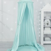 Ein neuer Himmel zum Kuscheln, Verstecken und Spielen? Entdecke unsere traumhafte Auswahl an Hängehimmel mit dazu passenden Spielmatten 😍

2er-Set: Traumhafter Hängehimmel & Spielmatte - Farbe: minze

Ein effektvoller Hängehimmel für das Kinderzimmer. Unser Hängehimmel kann als wunderschöne Dekoration, oder auch als ein gemütliches Spielplätzchen dienen.

Über dem Kinderbett aufgehängt dämmt der Betthimmel Geräusche und schützt vor zu viel Licht - für einen gemütlichen Spiel- und Ruheplatz.

Der Himmel kann auch separat leicht an der Decke angebracht werden. Die Länge von 260 cm erlaubt die Enden am Boden zu drapieren. Somit entsteht ein zauberhafter Spielplatz oder ein Versteck für ältere Kinder.

Der Himmelstoff besteht aus Öko-Tex-100-zertifizierten Materialien - hier 100% Baumwolle.

An den Seiten sind praktische Bändchen angenäht. Sie erlauben den Stoff je nach Idee oder Bedarf zusammen zu binden. 

Der obere Ring kann abgenommen werden. Der Himmelstoff ist waschbar bei 30 Grad.

Die Bodenmatte schützt vor Kälte und ist angenehm weich. Die Einlage kann aus der Spielmatte herausgenommen werden und der Bezug gewaschen werden.

Der Spielmattenbezug ist ebenso aus Öko-Tex-100-zertifizierten Materialien hergestellt - hier 100% Baumwolle.

In wunderschönen Farben und Formen bei LinoMino im Shop erhältlich!

➡ https://www.linomino.com/2er-set-haengehimmel-spielmatte-minze.html

#linomino #linominocom #bettenhimmel #hängehimmel #spielhimmel #spielmatte #welovebabys #zauberhaftesfürbabys #babyshop #onlineshop #minze