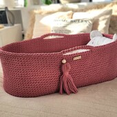 💕 Willkommen im Land der Träume! 💕

Unser handgefertigter Moseskorb für Babys in der Farbe Blossom ist der perfekte Ort für dein kleines Schatz. 🐥

❤️ Hergestellt aus hochwertiger Baumwolle und ausgestattet mit einer bequemen Matratze, wird dein Baby immer in einer gemütlichen Umgebung schlafen. Die Baumwollwände garantieren angemessene Luftzirkulation, damit dein Baby immer frische Luft atmet.

🌸 Der angesagte Boho-Stil rundet unseren Moseskorb ab und macht ihn zu einem wahren Hingucker. Der handgemachte Korb ist einfach zu transportieren, dank seiner praktischen Griffe und kann überallhin mitgenommen werden.

🌟 Eine handgefertigte Kordel mit einer eleganten Holzperle am Griff verleiht dem Korb einen einzigartigen Charme.

#HandgefertigterMoseskorb #Babyschlaf #Baumwolle #BohoStyle #Träume #Bequemlichkeit #Nachhaltigkeit #Babykorb #BabyGeschenk #Schlafkomfort #Handarbeit #Babysicherheit #Babyaccessoires #Babyschlafplatz #Elternglück #Moseskorb #Moseskörbe #LinoMino #handgemacht